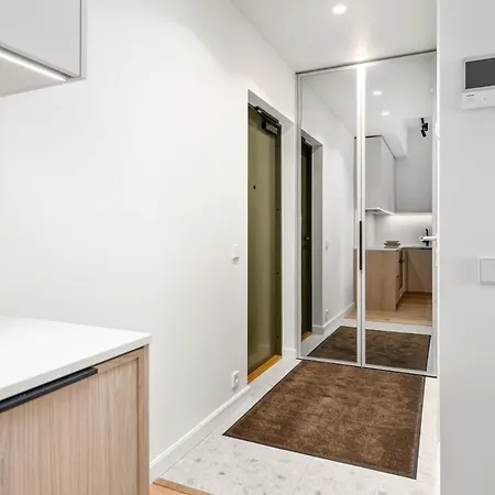 New Designer 1br In Marati Kvartal With Patio Apartamento