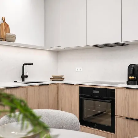New Designer 1br In Marati Kvartal With Patio Apartamento *